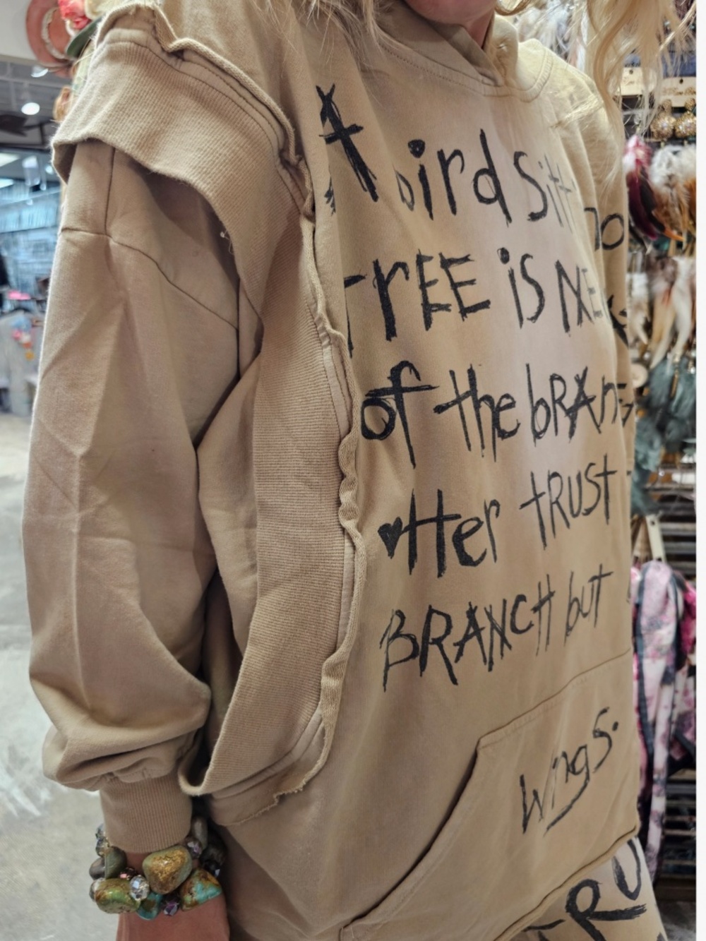 🎉 A RARE BIRD “ WINGS “ A RARE COZY PRINTED HOODIE TOP 66 - Picture 3 of 5